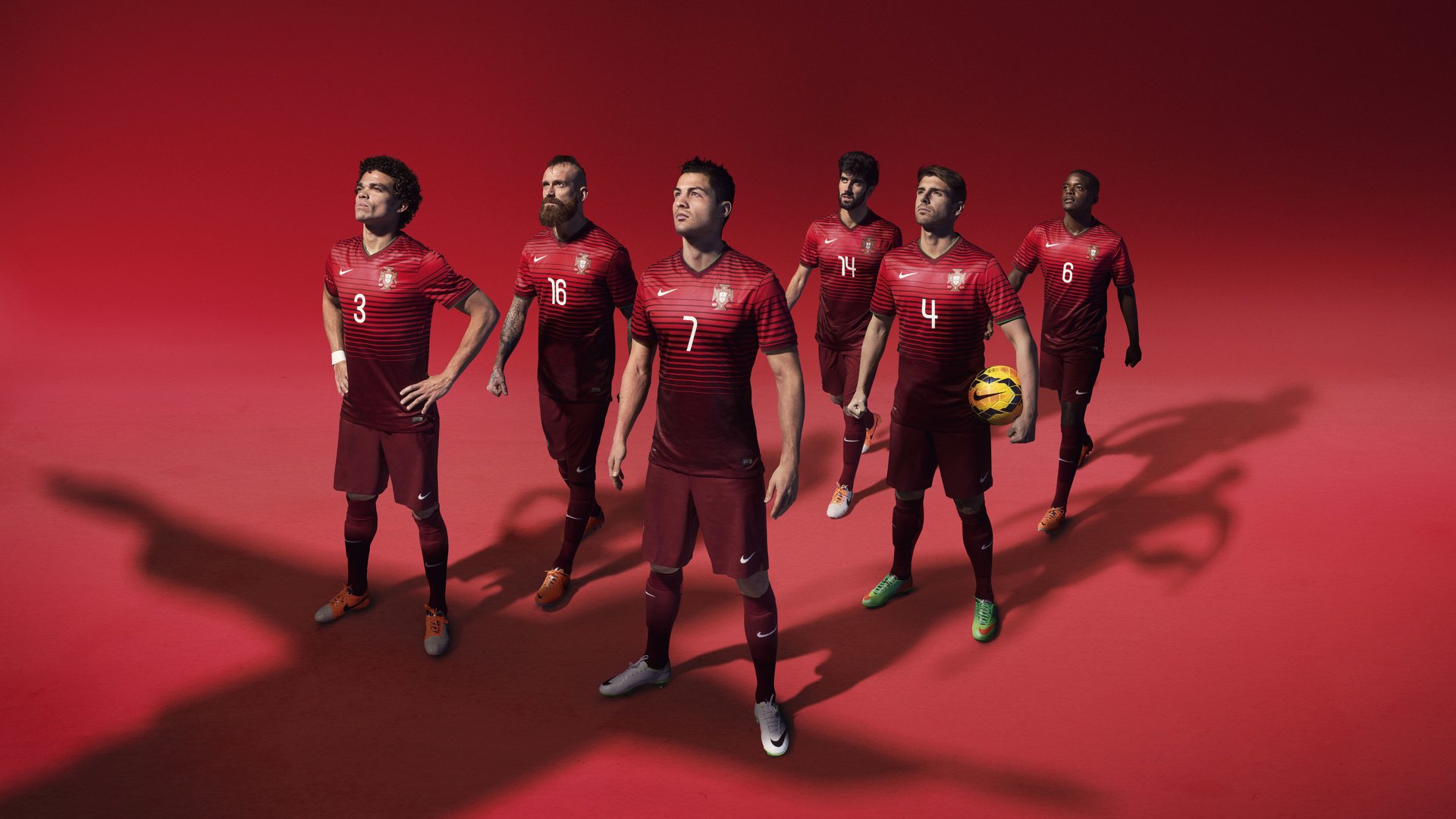 “未来之星：青少年足球运动员崭露头角”，未来之星足球队的教练和小队员正在研究